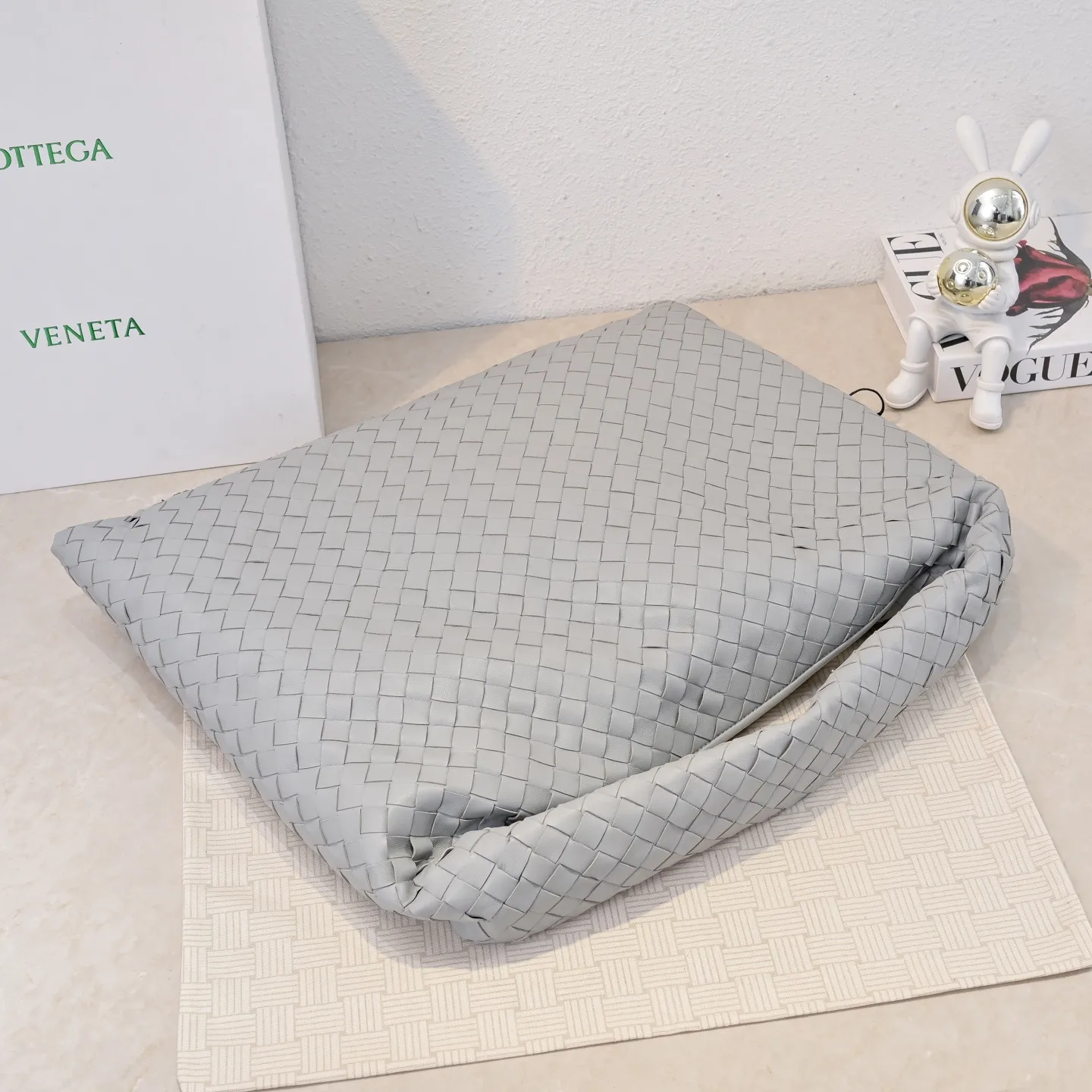 Batch 2160 #Bv Yangjin large size HOP cowhide, the bag body and handles are made of a whole piece of woven leather. The bag body is soft and lazy. Hop symbolizes the praise of innovation and eternal craftsmanship [love]. The pyramid silhouette combines practicality and fashion. Modern and casual, the bag mouth is double-sided closed design, more convenient and safe! Made of soft cowhide and full of texture, this is a must-have for fashionable ladies who like minimalism, comfort and casualness! Model: 3970 Dimensions: 54x24x13
